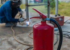 Maßnahmen zur Verhinderung von Bränden bei feuergefährlichen Arbeiten und nach Löscharbeiten.